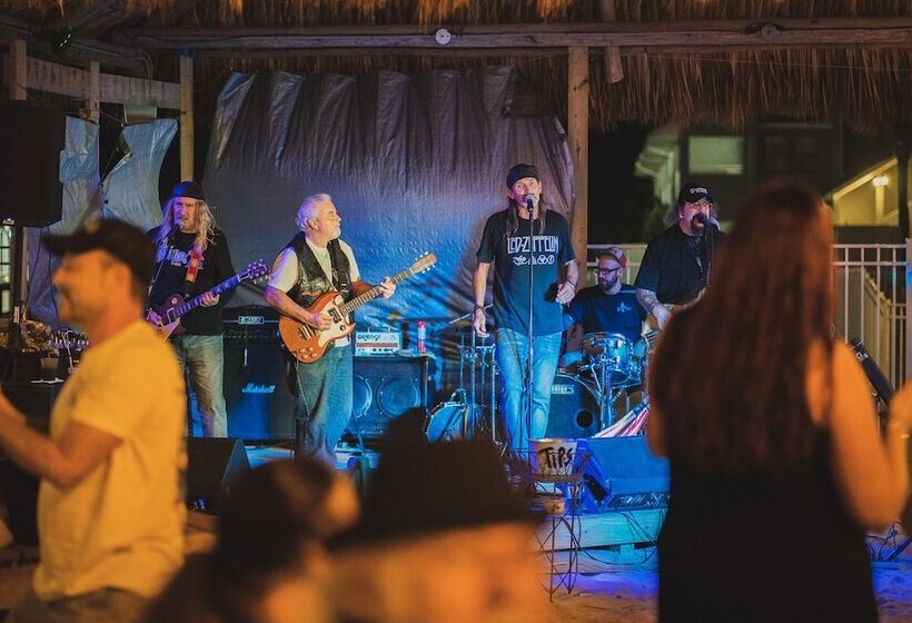 فندق Dockside Inn & Resort