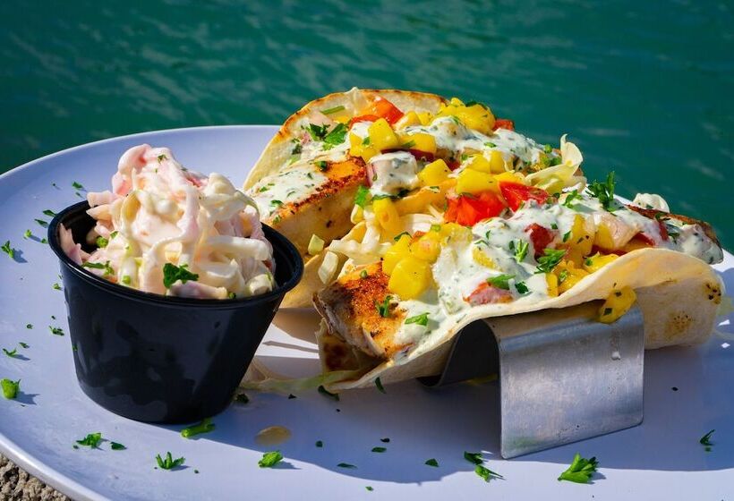 فندق Dockside Inn & Resort