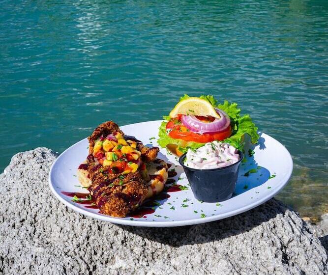 فندق Dockside Inn & Resort