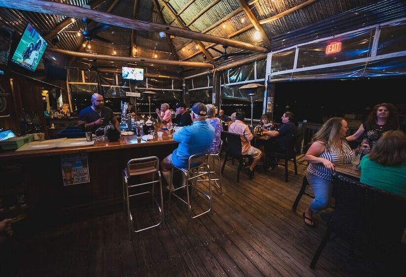 فندق Dockside Inn & Resort