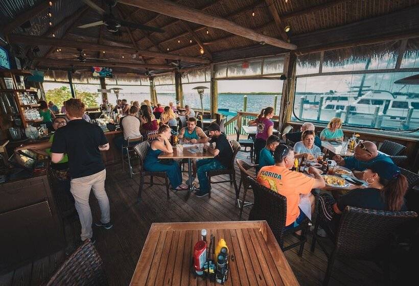 فندق Dockside Inn & Resort