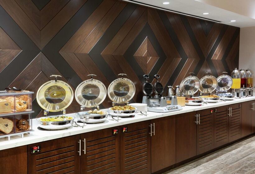 فندق Doubletree By Hilton Jamestown