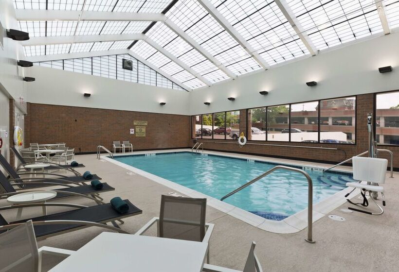 فندق Doubletree By Hilton Jamestown