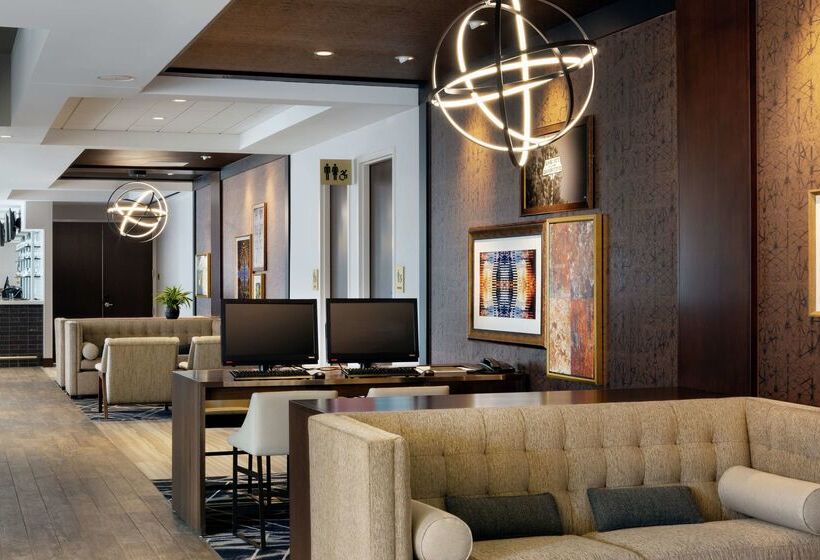 فندق Doubletree By Hilton Jamestown