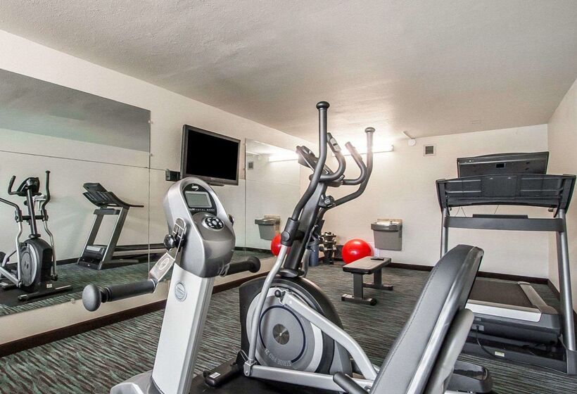 فندق Econo Lodge Inn And Suites   Jackson