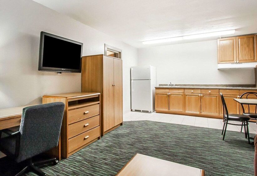 فندق Econo Lodge Inn And Suites   Jackson