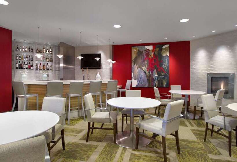هتل Embassy Suites By Hilton Detroit Metro Airport