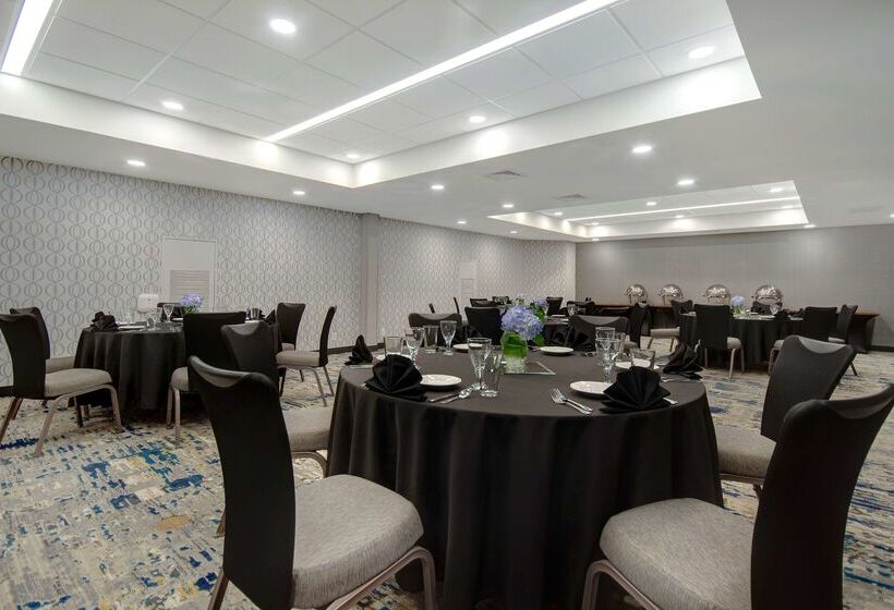 فندق Embassy Suites By Hilton Detroit Metro Airport