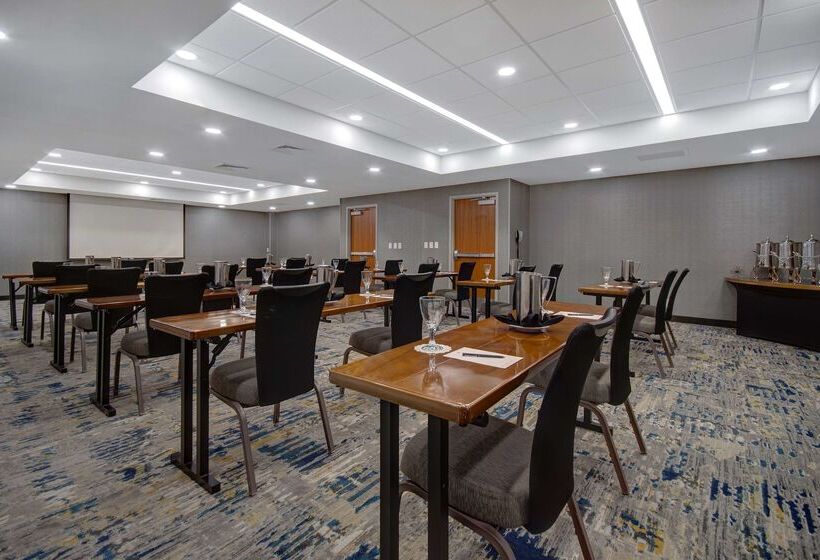 فندق Embassy Suites By Hilton Detroit Metro Airport