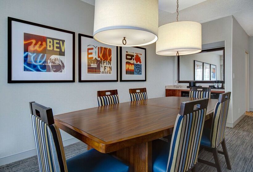 فندق Embassy Suites By Hilton Detroit Metro Airport