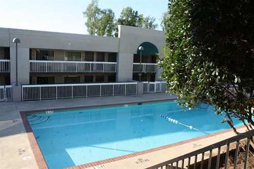 בית מלון כפרי Gainesville Inn & Suites