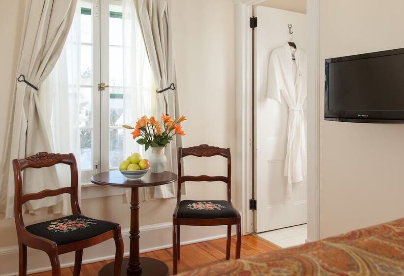 בית מלון כפרי Garden Gables Inn