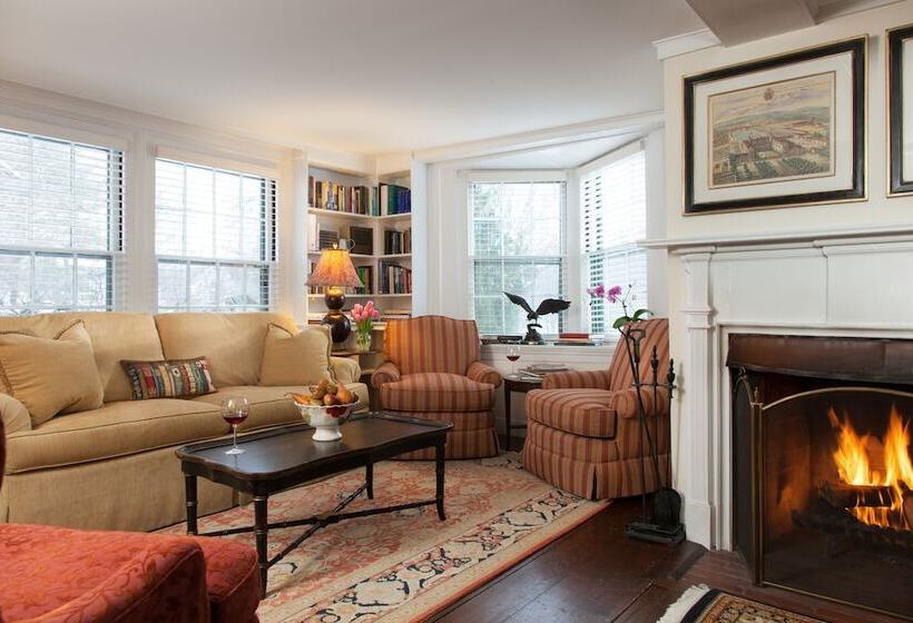 בית מלון כפרי Garden Gables Inn