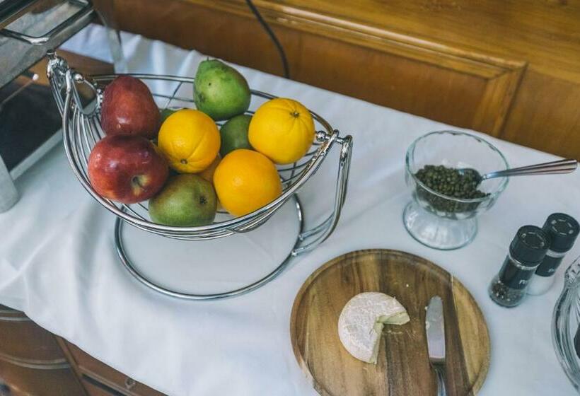 בית מלון כפרי Governors Inn