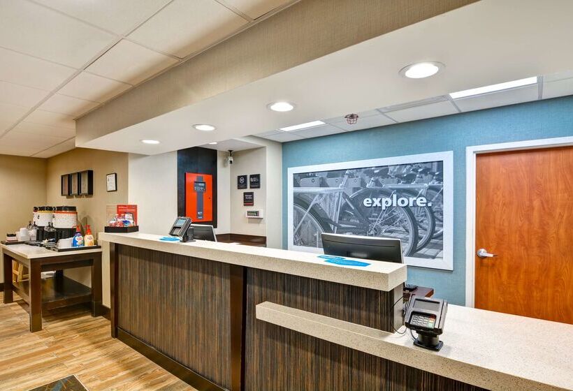 בית מלון כפרי Hampton Inn Hendersonville