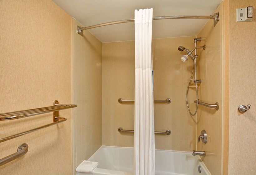 בית מלון כפרי Hampton Inn Hendersonville