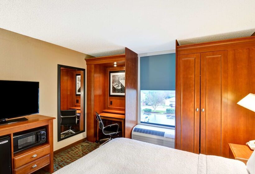 בית מלון כפרי Hampton Inn Hendersonville