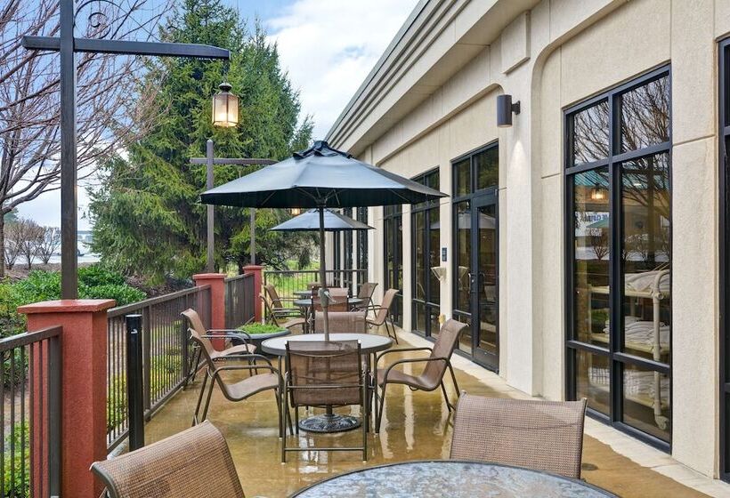 בית מלון כפרי Hampton Inn Hendersonville