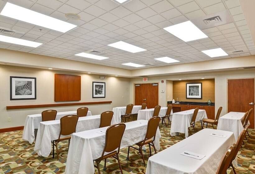 בית מלון כפרי Hampton Inn Hendersonville