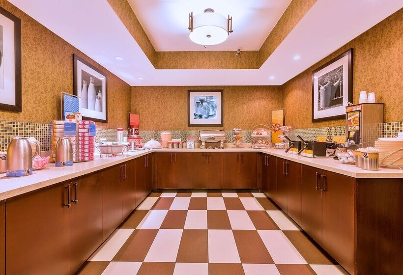 בית מלון כפרי Hampton Inn Hendersonville