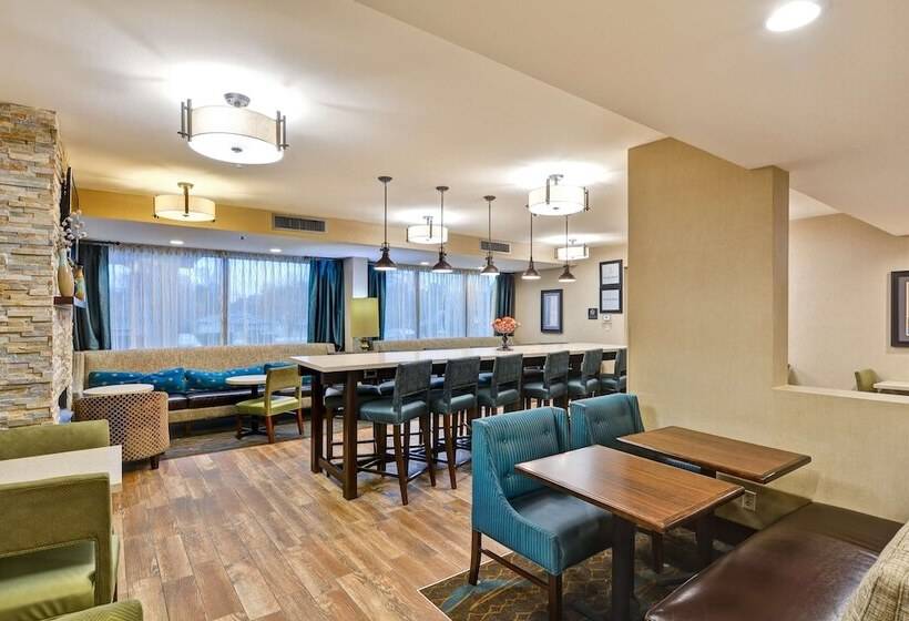 בית מלון כפרי Hampton Inn Hendersonville