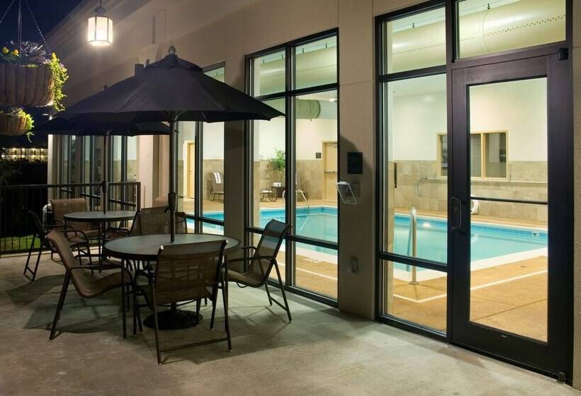 בית מלון כפרי Hampton Inn Hendersonville