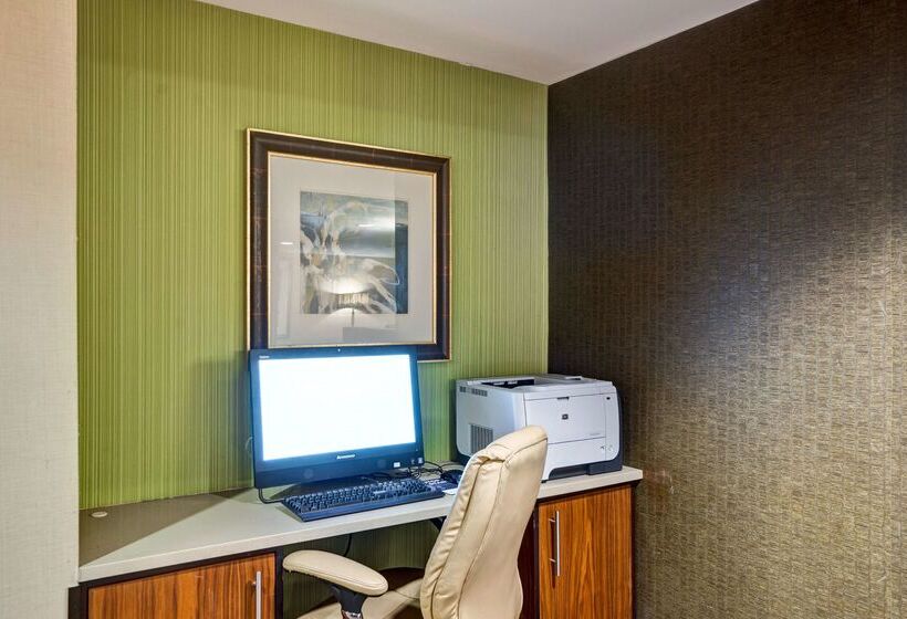 هتل Hampton Inn Milford