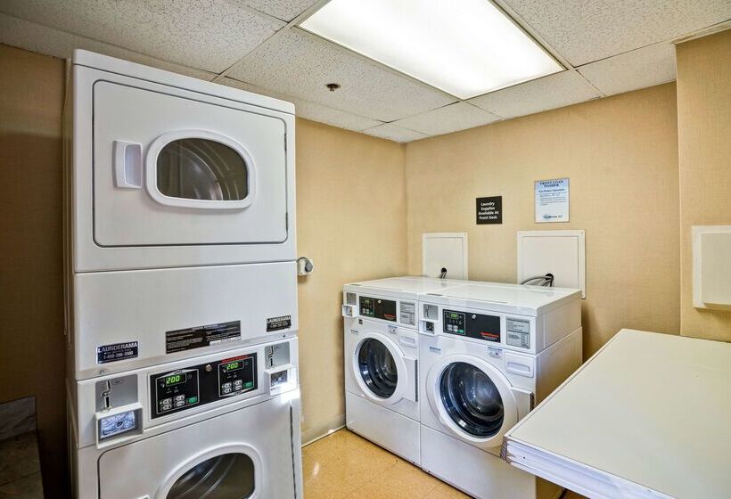 هتل Hampton Inn Milford