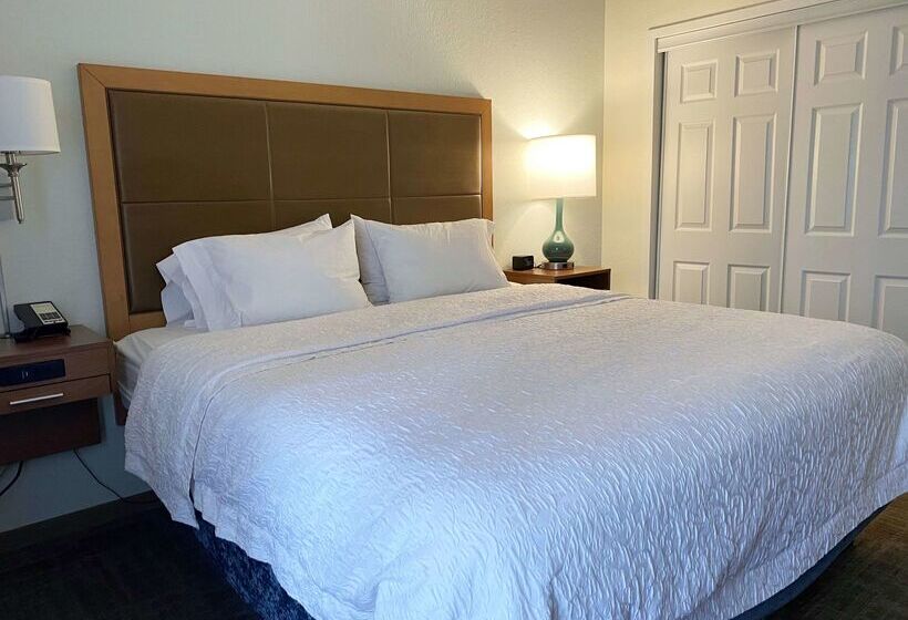 هتل Hampton Inn Milford