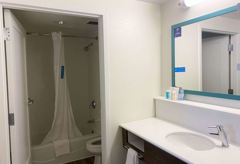 هتل Hampton Inn Milford