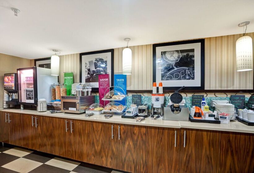 هتل Hampton Inn Milford