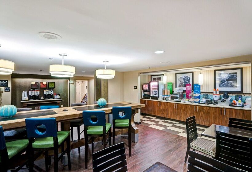 هتل Hampton Inn Milford