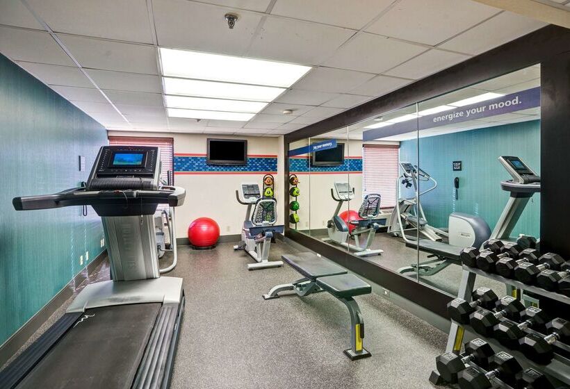 هتل Hampton Inn Milford