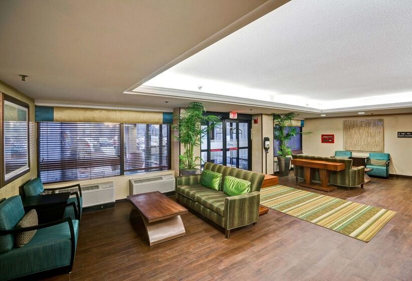 هتل Hampton Inn Milford