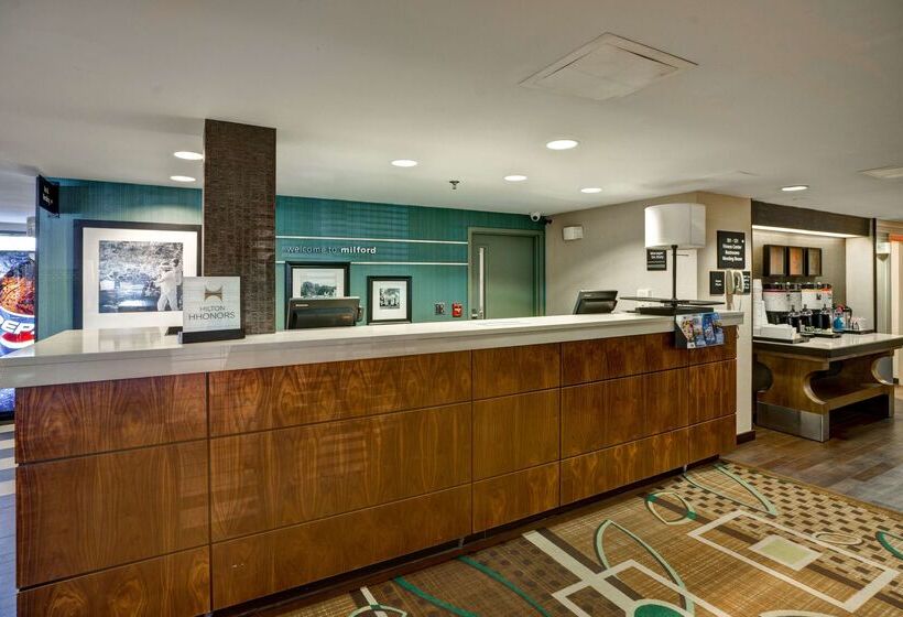 هتل Hampton Inn Milford