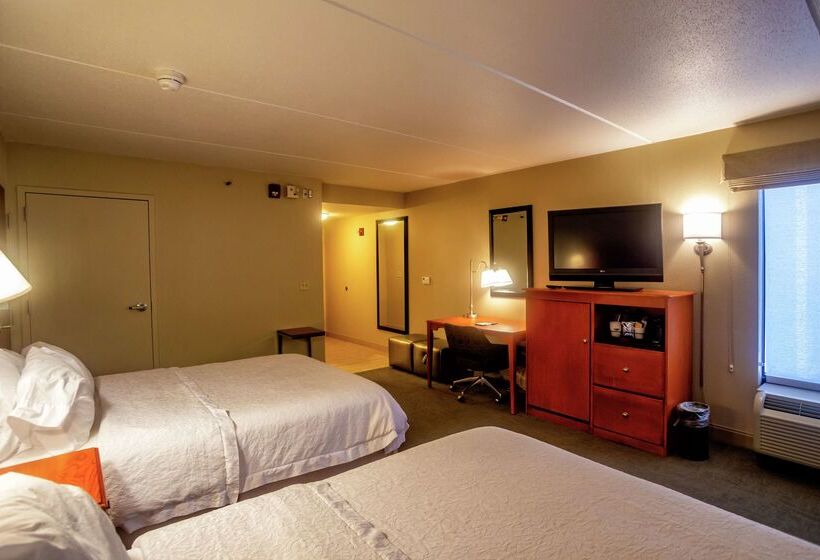 هتل Hampton Inn Wheeling