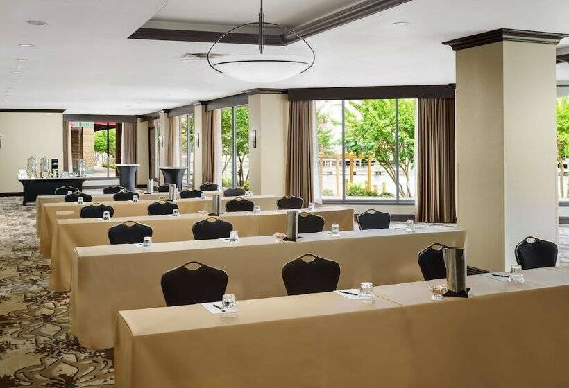 ホテル Hilton Charlotte University Place