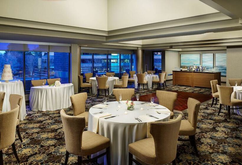 호텔 Hilton Charlotte University Place