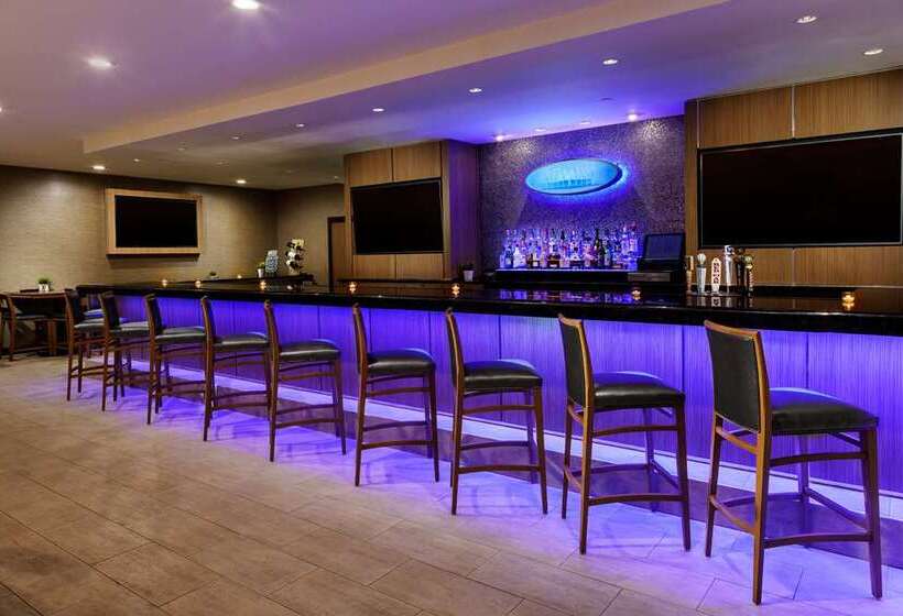 호텔 Hilton Charlotte University Place