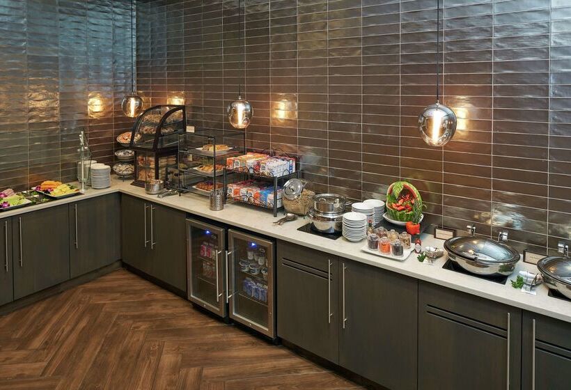 فندق Hilton Cincinnati Airport