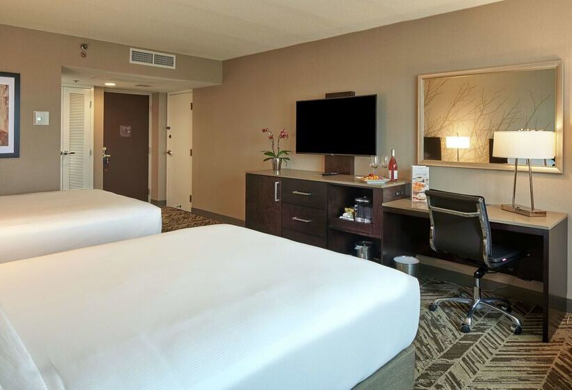 فندق Hilton Cincinnati Airport