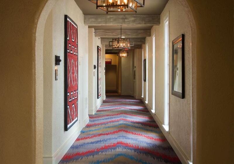 Отель Hilton Santa Fe Historic Plaza