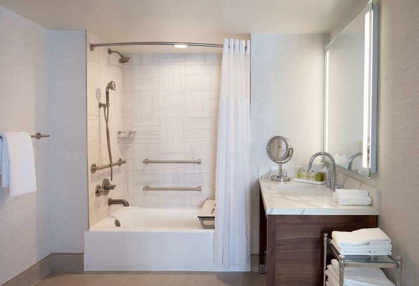 Hilton Santa Monica Hotel & Suites