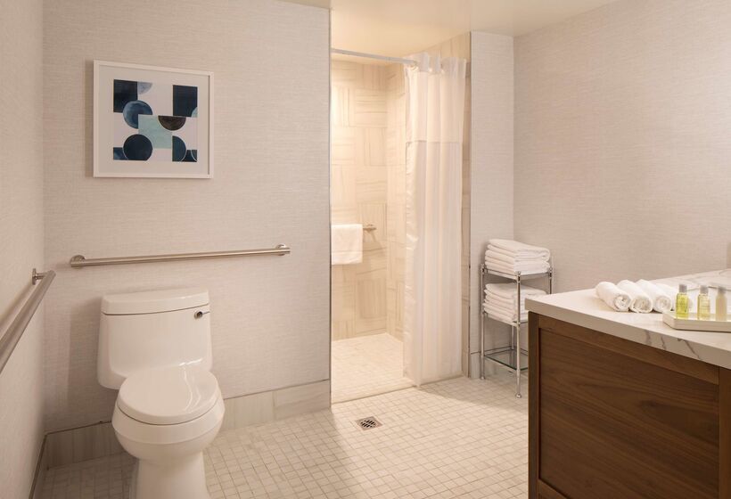 Hilton Santa Monica Hotel & Suites