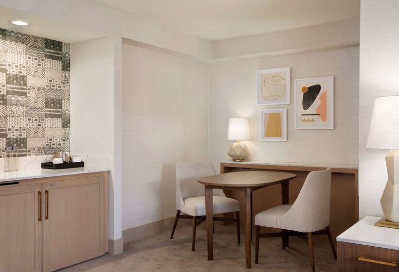 Hilton Santa Monica Hotel & Suites