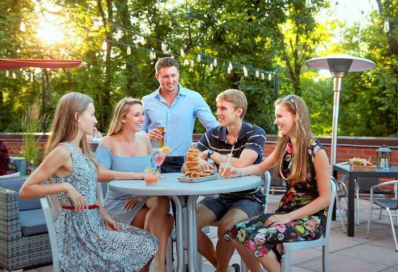 فندق Hilton Short Hills