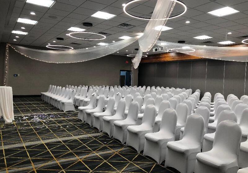 호텔 Holiday Inn & Suites St. Cloud, An Ihg