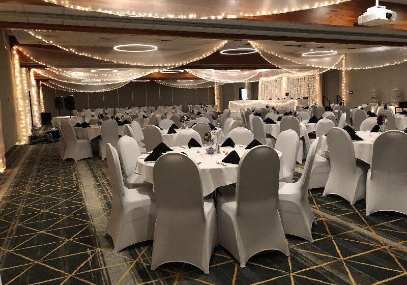 فندق Holiday Inn & Suites St. Cloud, An Ihg