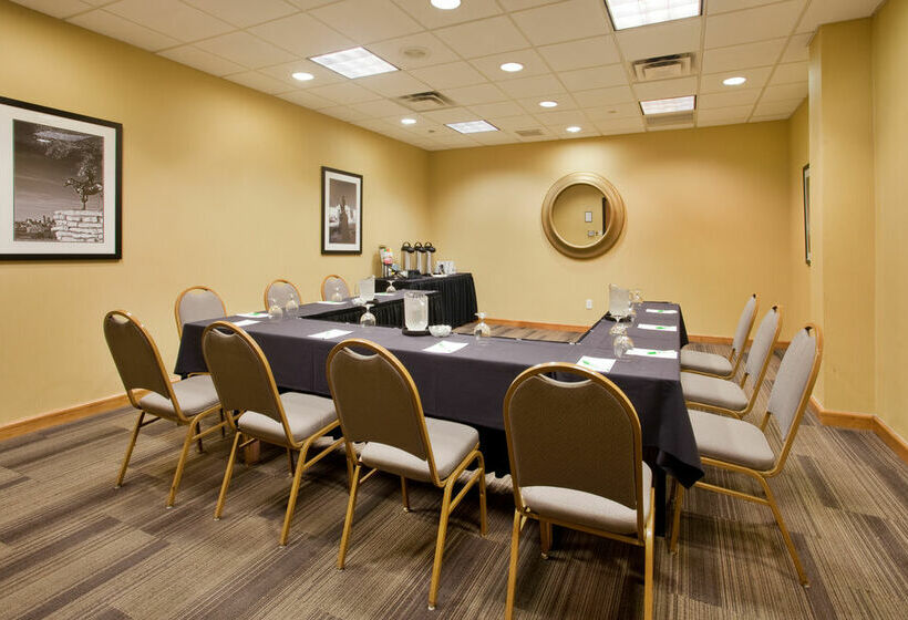 فندق Holiday Inn Country Club Plaza