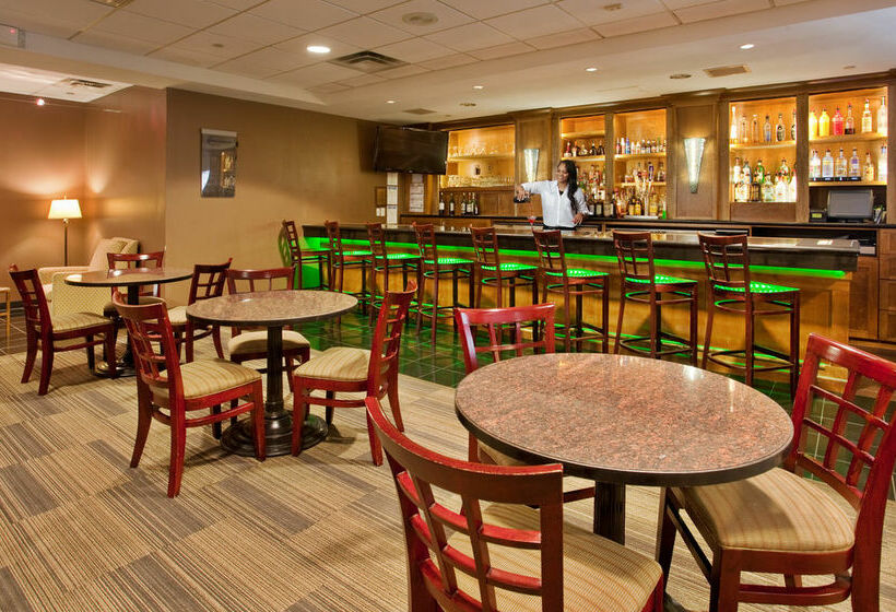 فندق Holiday Inn Country Club Plaza